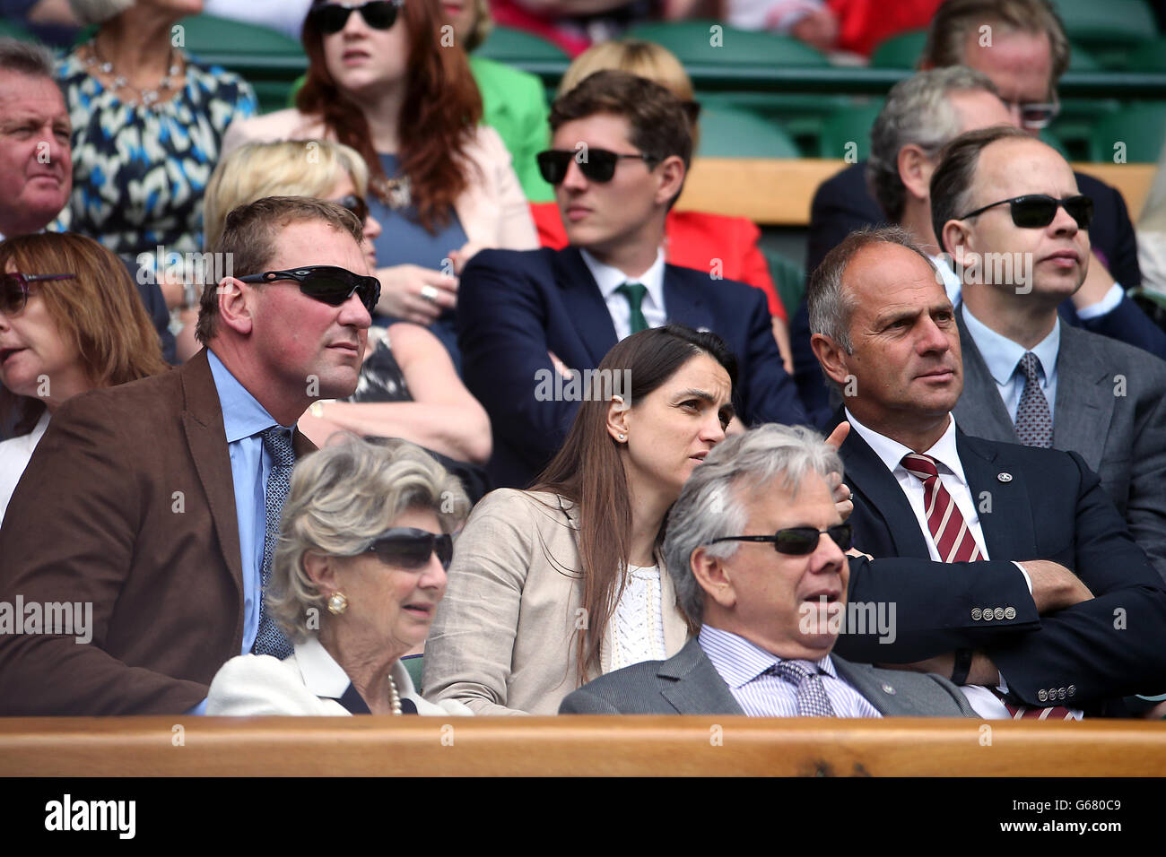 Sir Matthew Pinsent, Sir Steve Redgrave und LAD Ann Redgrave in der Königsbox während des siebten Tages der Wimbledon Meisterschaften im All England Lawn Tennis and Croquet Club, Wimbledon. Stockfoto