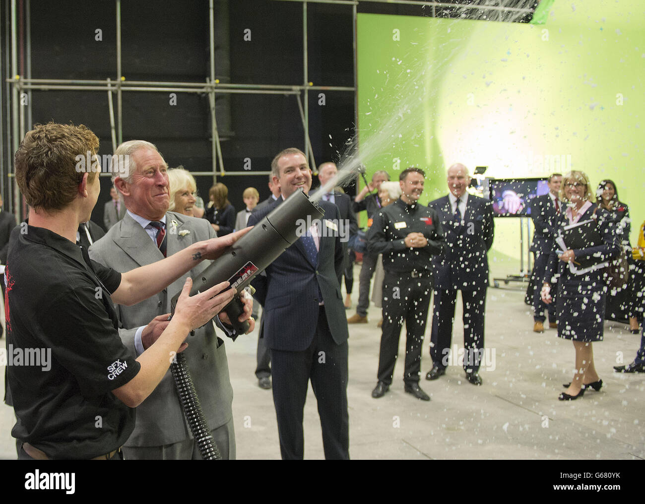 Der Prinz von Wales mit einem Schneegewehr, als er die Roath Lock Studios in Cardiff besuchte, wo er Mitglieder des Darstellungs- und Produktionsteams der BBC One-Drama-Serie Doctor Who traf. Stockfoto