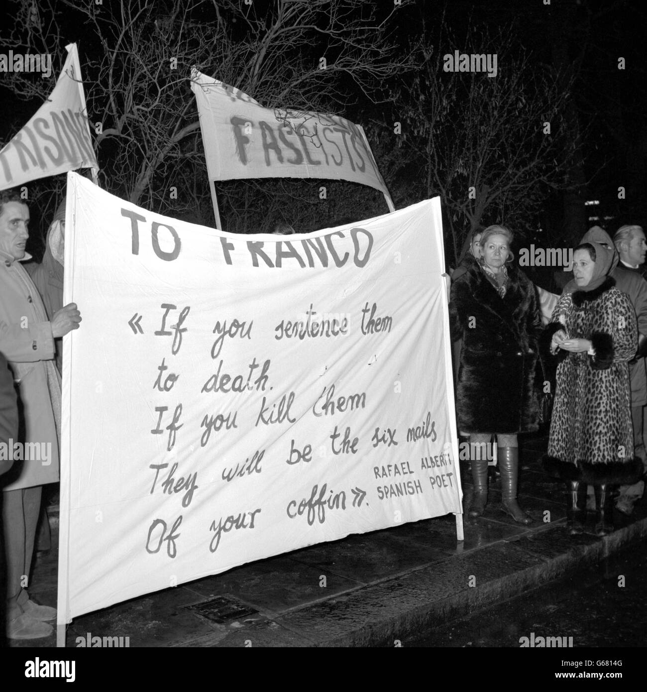 Demonstranten protestierten vor der spanischen Botschaft gegen die Urteile gegen 16 baskische Nationalisten, die vor fast drei Wochen in Burgos des Mordes und des Terrorismus beschuldigt wurden. Stockfoto