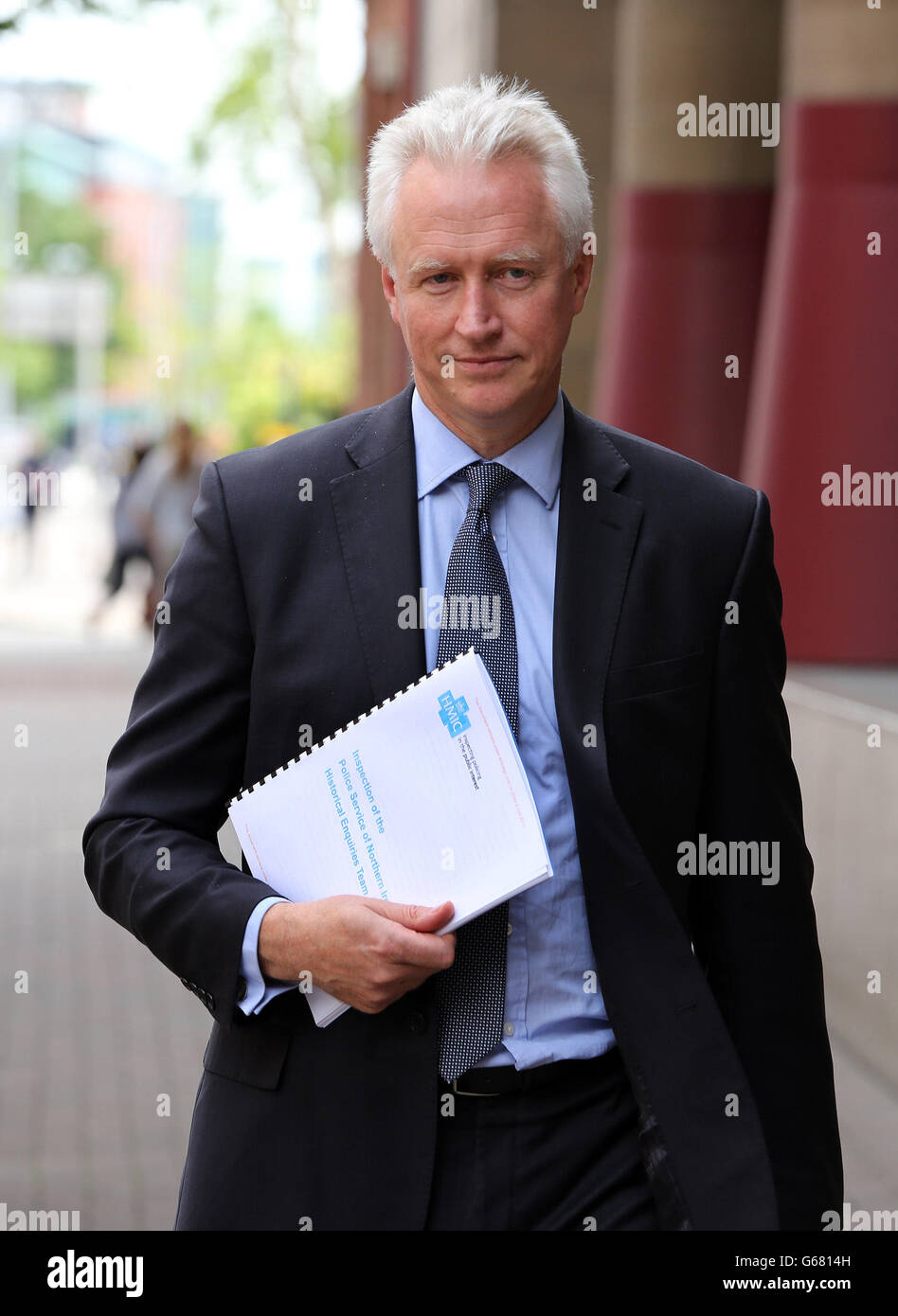 Stephen Otter, der einen Bericht von her Majesty's Inspectorate of Constabulary (HMIC) in eine Spezialeinheit einleitete, die zur Untersuchung ungelöster Morde in Nordirland eingesetzt wurde, hält seinen Bericht in Belfast, da der Bericht behauptet, die Einheit sei inkonsistent, Hat schwerwiegende Mängel und riskiert, das Vertrauen der Familien der Opfer zu verlieren. Stockfoto