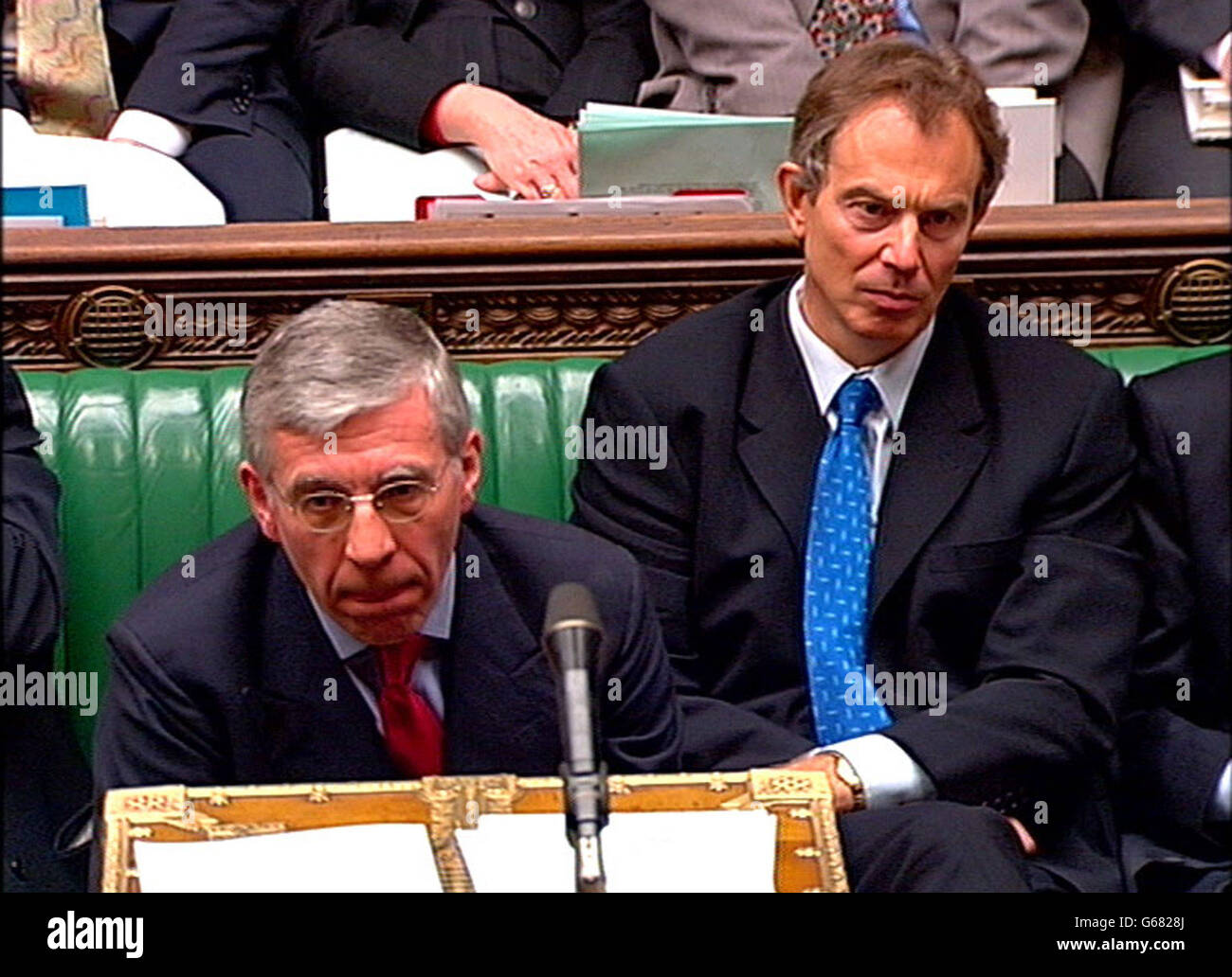 Außenminister Jack Straw eröffnet die Debatte über den Krieg mit dem Irak, wie Premierminister Tony Blair im Londoner Unterhaus anschaut. Stockfoto