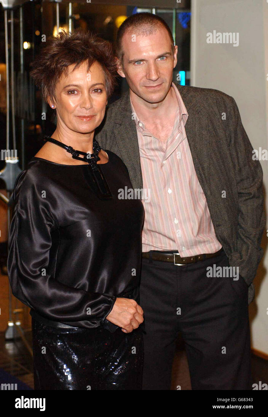 Ralph Fiennes und Francesca Annis kommen zur britischen Gala-Premiere von "Maid in Manhattan" am Odeon Leicester Square in London. * die romantische Komödie mit Jennifer Lopez und Ralph Fiennes erzählt die Geschichte einer kämpfenden Hotelhaushälterin (Lopez), die für einen aufstrebenden Politiker (Fiennes) fällt, der irrtümlich annimmt, dass sie ein sozialistiger Gast im Hotel ist. Stockfoto