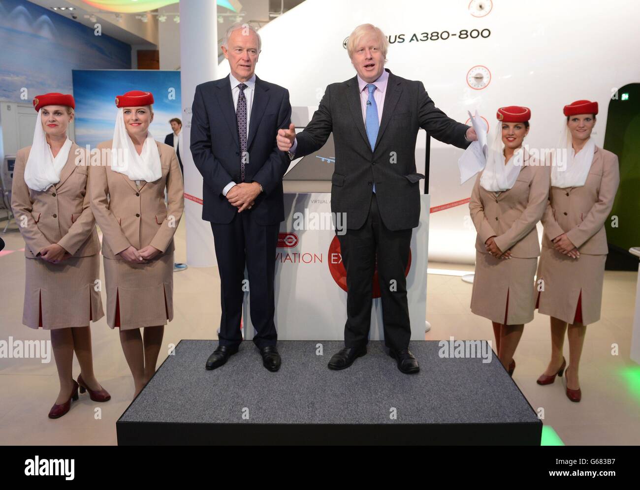 Der Bürgermeister von London, Boris Johnson, und der Präsident von Emirates Airlines, Tim Clark, bei der heutigen Vorstellung der Emirates Aviation Experience in Greenwich, wo die Besucher an den Steuerelementen eines Airbus A380-Flugsimulators sitzen können. Stockfoto
