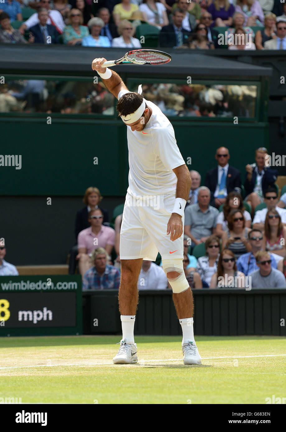 Der Argentinier Juan Martin Del Potro reagiert in seinem Spiel gegen den Serbier Novak Djokovic am 11. Tag der Wimbledon-Meisterschaften beim All England Lawn Tennis und Croquet Club in Wimbledon. Stockfoto