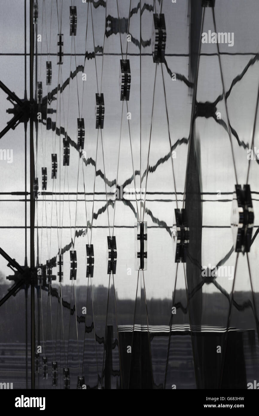 Diamant-Muster Glaswand mit Blick auf äußere an bewölkten Tag. DR Koncerthuset, Kopenhagen, Dänemark. Architekt: Ateliers Jean Nouvel, 2009. Stockfoto