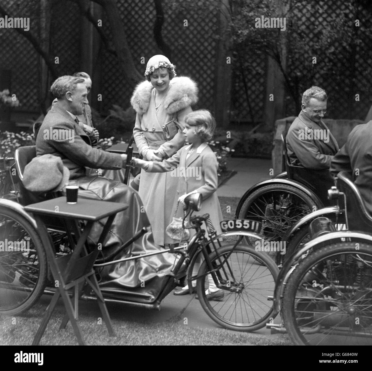 Prinzessin Elizabeth nimmt an der Ausstellung der Arbeit der behinderten Männer Teil. Stockfoto