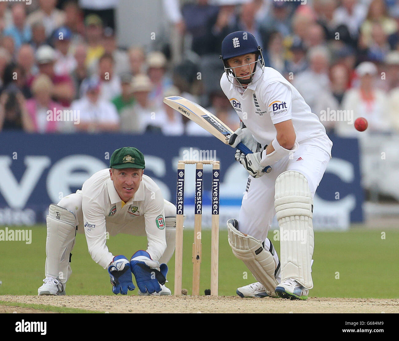 Der englische Batsman Joe Root wird am ersten Tag des ersten Investec Ashes Test-Spiels in Trent Bridge, Nottingham, von Australiens Wicketkeeper Brad Haddin beobachtet. Stockfoto