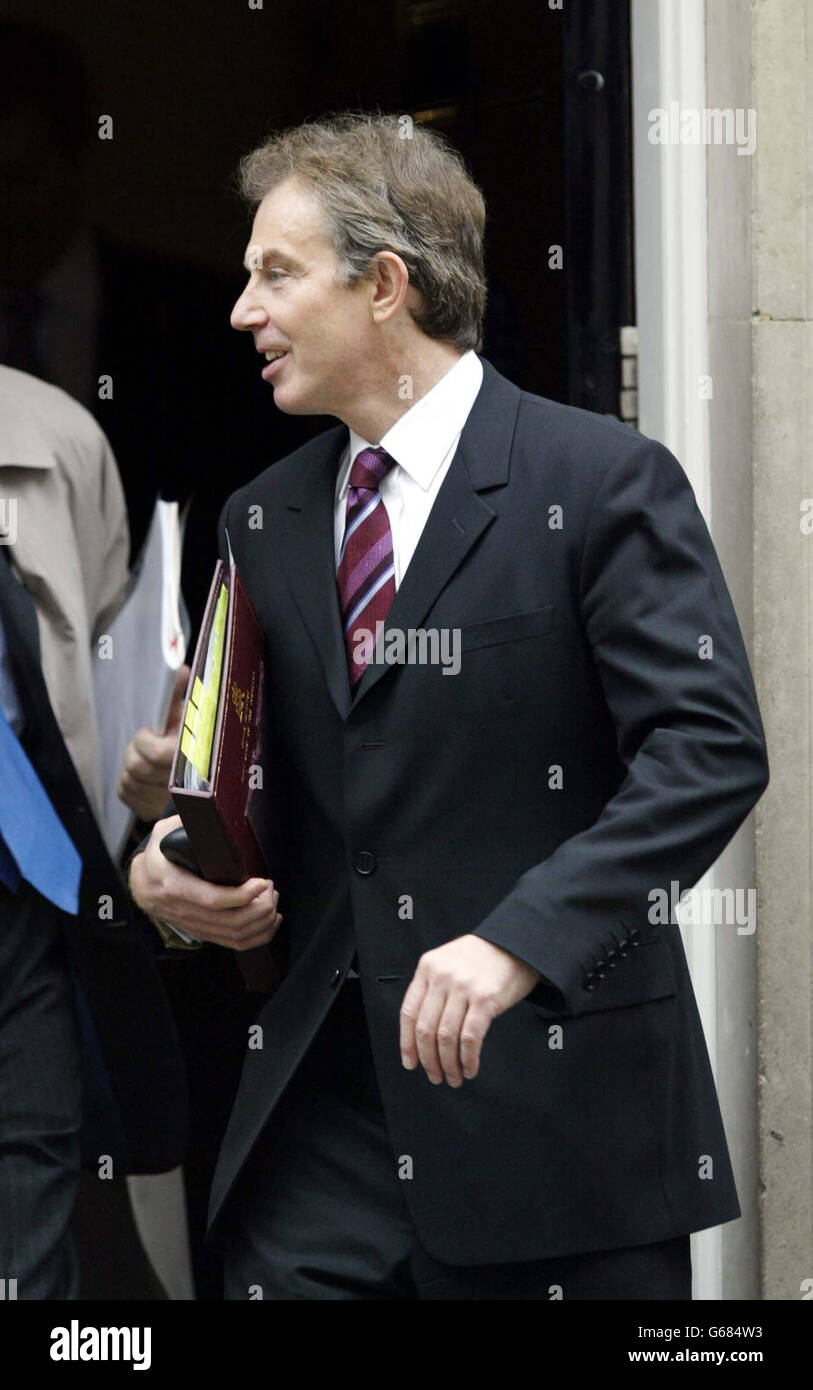 Premierminister Tony Blair verlässt Downing Street für das Unterhaus. Blair nahm an den Fragen des Premierministers Teil, wo er Saddam Hussein davor warnte, dass er eine letzte Chance habe, sein Land zu entwaffnen oder zu verlassen, wenn er Krieg vermeiden wolle. * Herr Blair hat bestätigt, dass Großbritannien und die USA beabsichtigen, ihren Resolutionsentwurf, der grünes Licht für militärische Aktionen gibt, auf eine Abstimmung im Sicherheitsrat der Vereinten Nationen nächste Woche zu drängen. Stockfoto