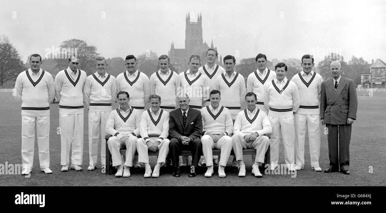 Die südafrikanische Partei, jetzt in England für die Cricket-Tour 1960. Von links nach rechts - hintere Reihe - J.Pothecary; H. J. Tayfield; G.Griffin; A.H.McKinnon; P.Carlstein; J.P.Fellows-Smith; N.A.Adock; C.Duckworth; A.Pithe; C.Westley und Sid O'Linn. Erste Reihe - D.J. McGlew (Kapitän); R.A.McLean; Dudley Nourse (Manager); T.L.Goddard (Vizekapitän); J.H.B.Waite. Stockfoto