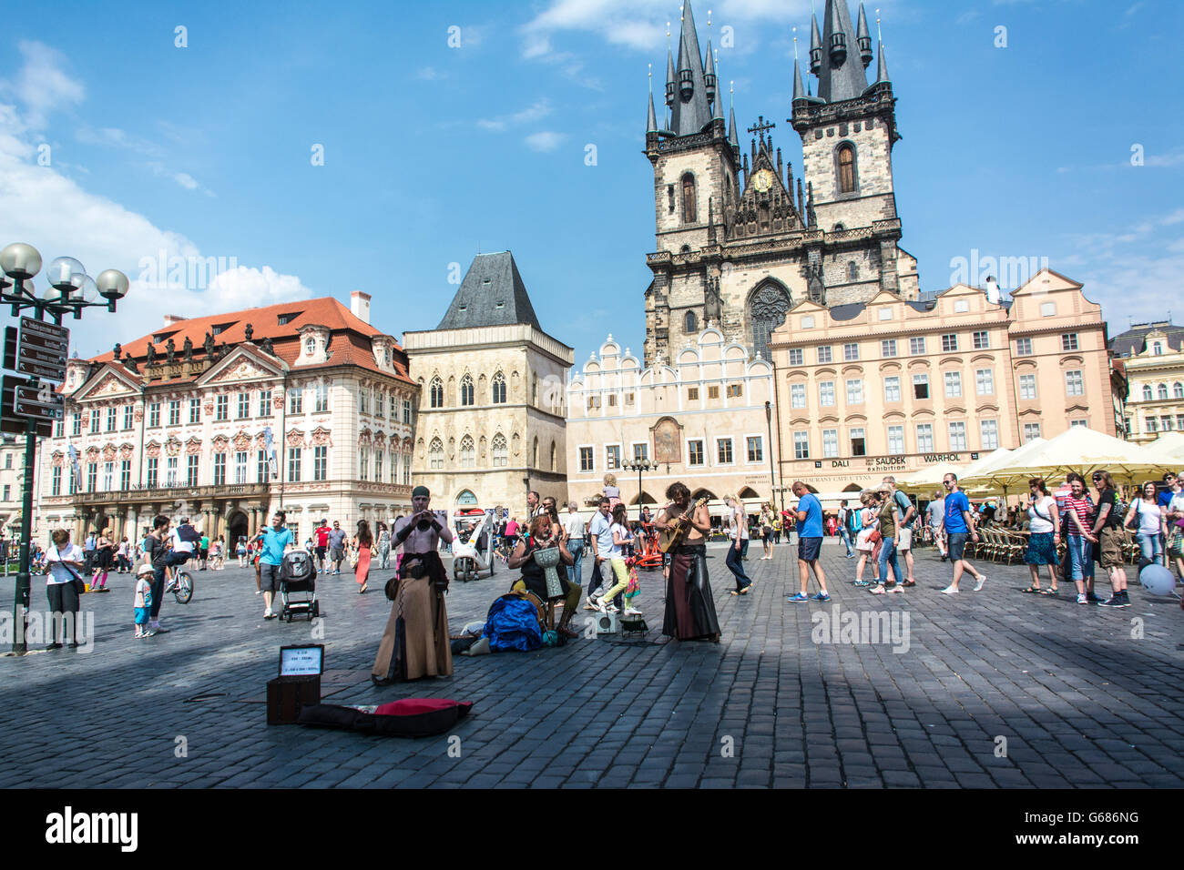 Künstler und Touristen am Prager Platz Stockfoto