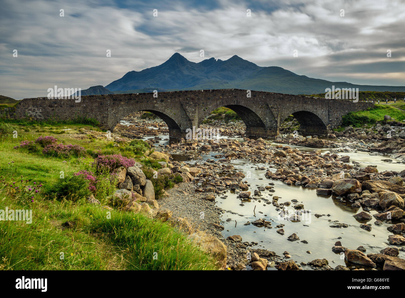 Sligachan Brücke mit Cullins Hügeln auf Isle Of Skye, Schottland, Vereinigtes Königreich. Langzeitbelichtung. Stockfoto