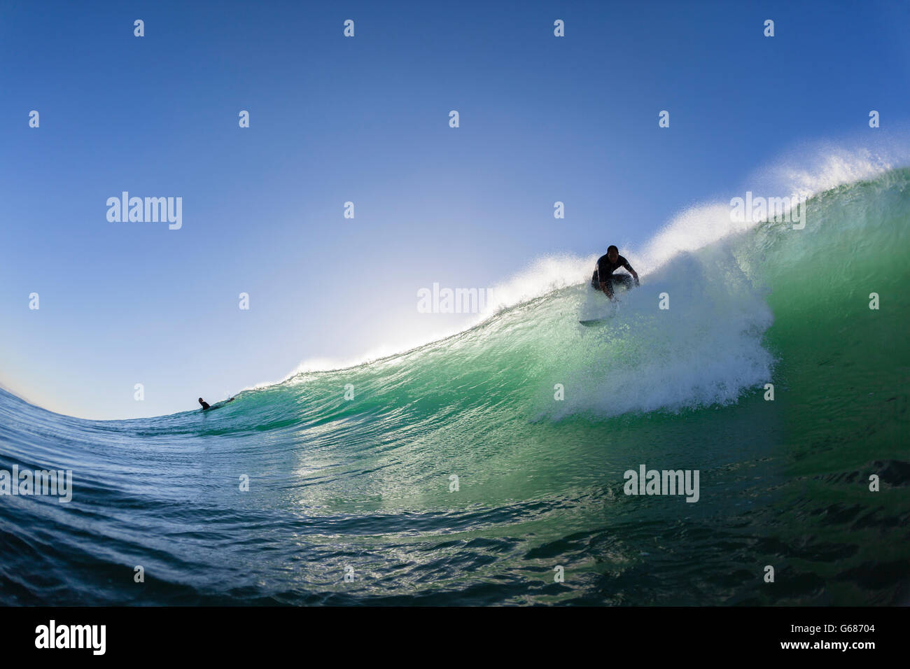 Surfer, die nicht identifizierten Silhouette Surfen Wasser Aktion Closeup schwimmen Foto. Stockfoto