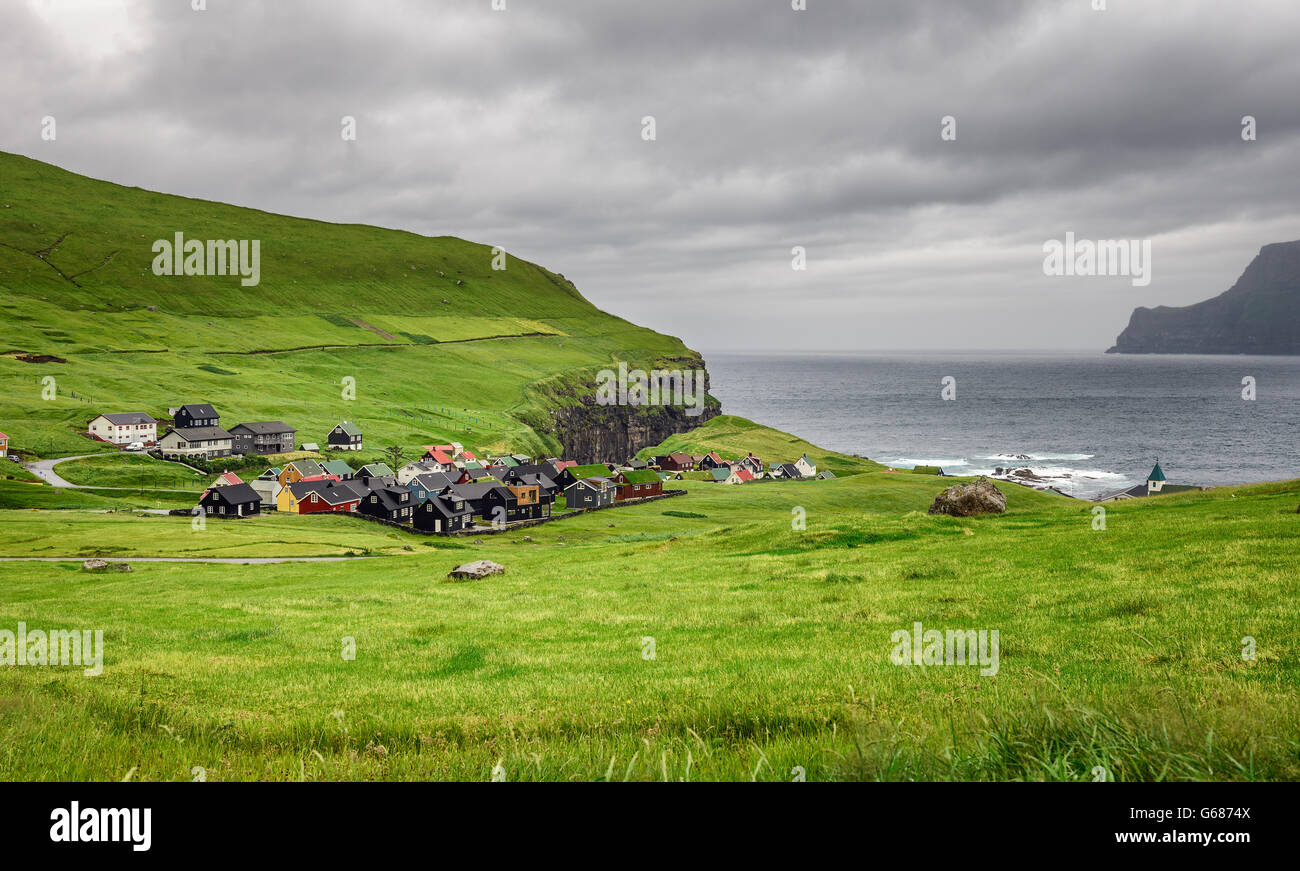 Malerischen Dorf Gjogv mit typisch bunten Häusern auf der Insel Eysturoy, Färöer, Dänemark Stockfoto