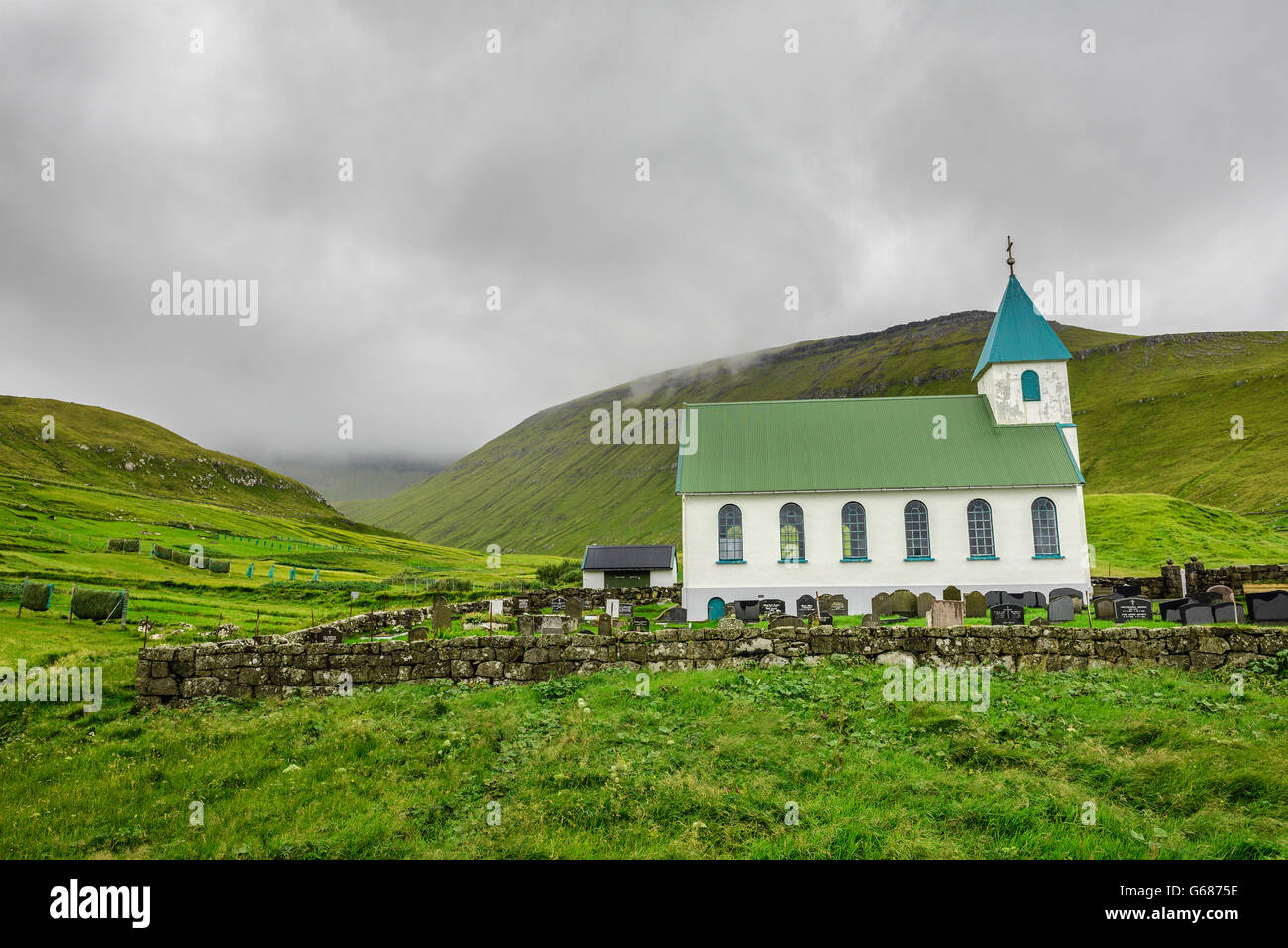 Kleine Kirche mit Friedhof in das Dorf Gjogv befindet sich auf der nordöstlichen Spitze der Insel Eysturoy, Färöer Inseln, Denmar Stockfoto