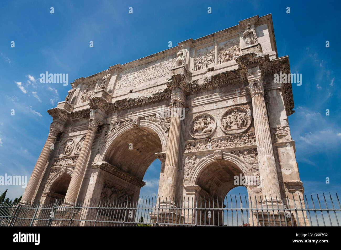 Konstantinsbogen Rom Italien (Arco di Constantino) zwischen dem Palatin Kolosseum und Forum Romanum entfernt. Stockfoto