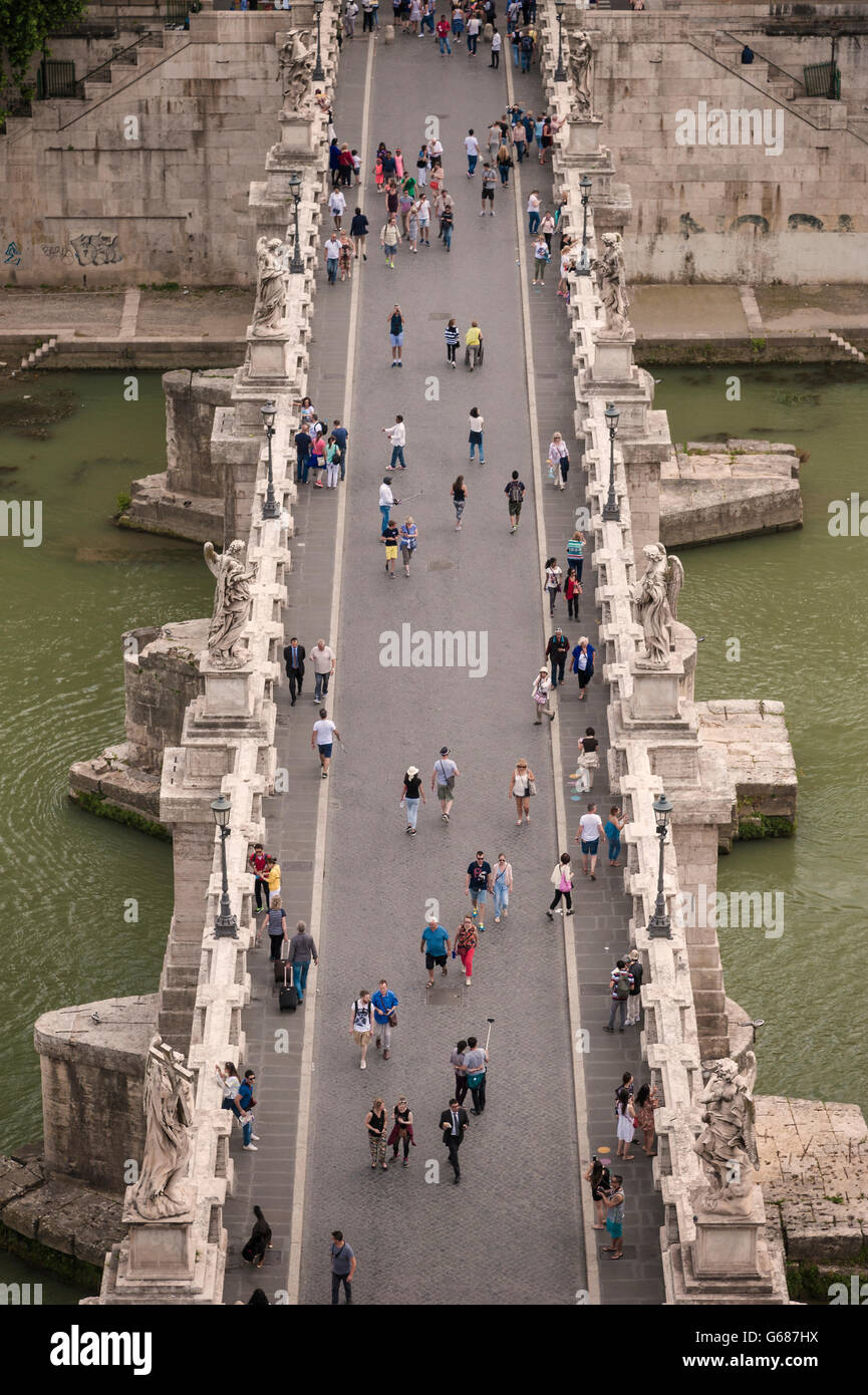 Touristen wandern in St. Angelo Brücke, gesehen von St. Angelo Schloss | Castel Sant'Angelo. Rom Italien Stockfoto