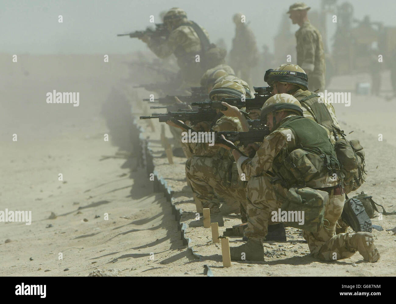 Ein Maschinengewehrzug des 1. Bataillons des Fallschirmregiments feuert Live-Runden von ihren SA80 mk2 auf einem Bereich in der Kuwati-Wüste. Foto von Dan Chung, The Guardian, MOD Pool Stockfoto