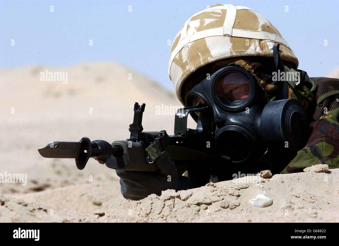 Britische Streitkräfte in Kuwait. Kenny Petrie von Keith Training mit seinem NBC-Anzug in der Wüste von Kuwait. Stockfoto