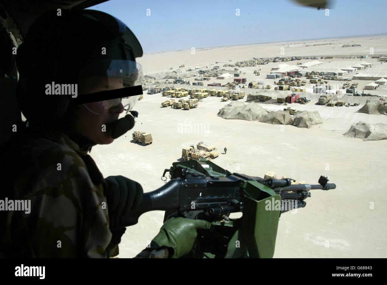 Türschütze des 3. Regiment Air Assault Corps, 16 Air Assault Brigade, an Bord eines 653 Squadron Lynx Hubschraubers über Camp Eagle, Kuwait. Bitte beachten Sie, dass die ID auf Anforderung der Mod verdeckt wurde. Stockfoto