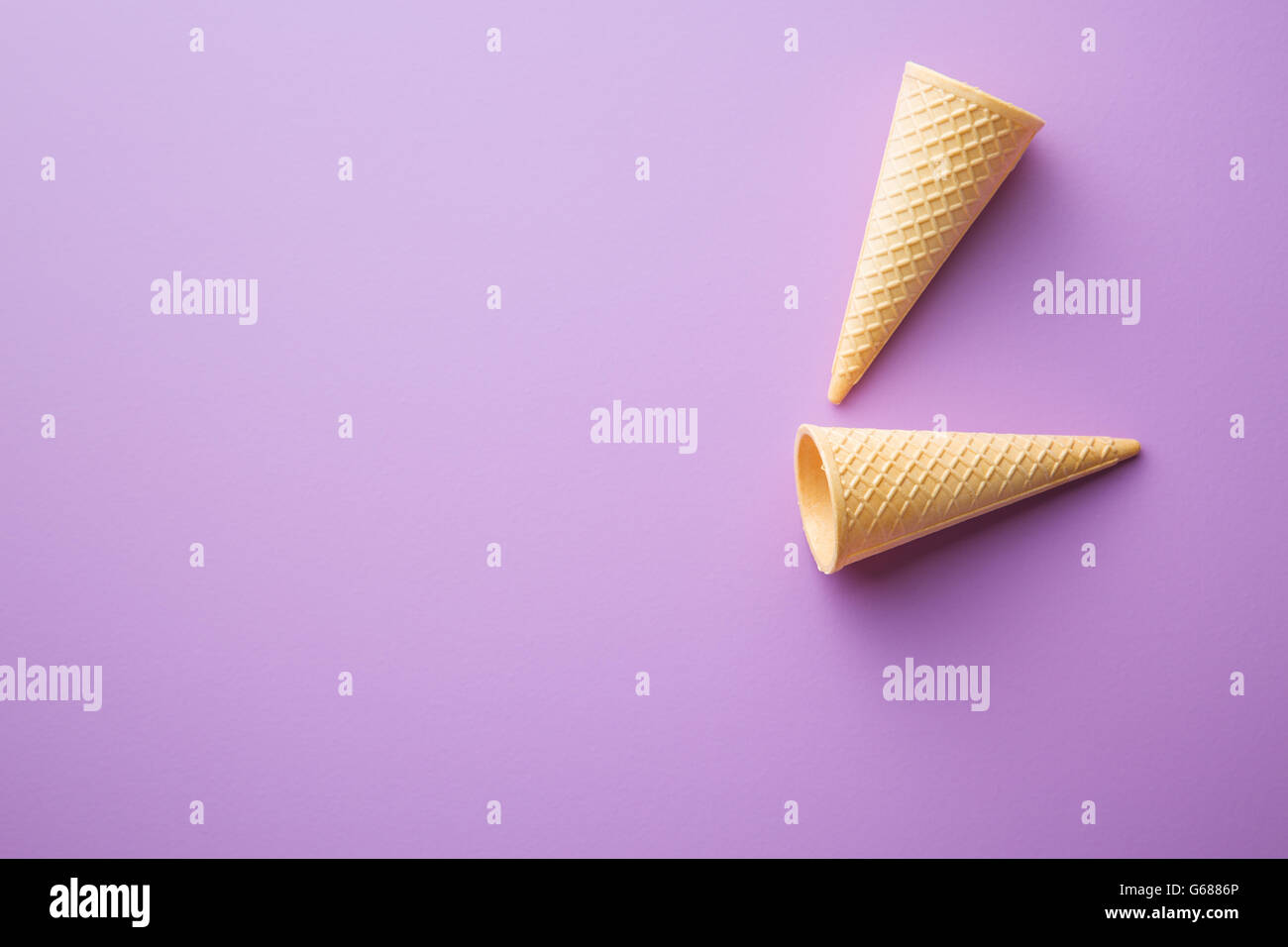 Süße Waffel Kegel auf violettem Hintergrund. Stockfoto