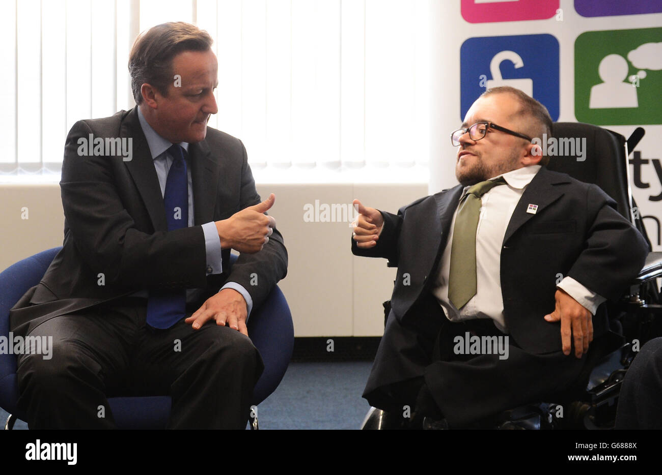 Premierminister David Cameron trifft Dominic Hyams, während er heute an der Konferenz für Beschäftigung mit Behinderungen in London teilnimmt. Stockfoto