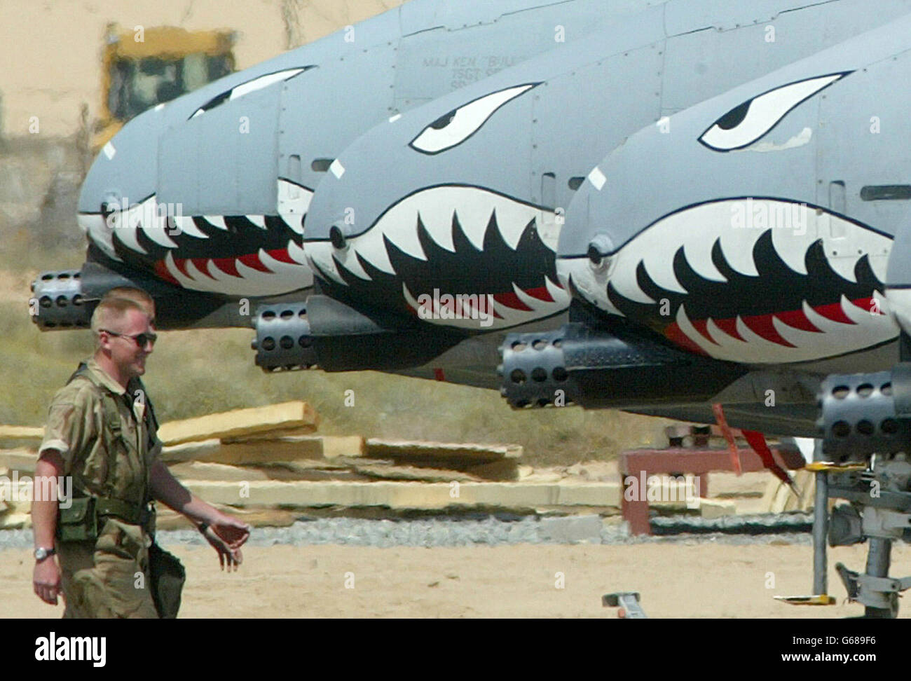 Ein US-Bodenbesatzungsmitglied kommt auf einem Luftwaffenstützpunkt in Kuwait an einer Linie amerikanischer A10-Flugzeuge vorbei. Der Irak ging nur wenige Stunden vor dem US-Präsidenten George W. Bush auf Kriegsbasis, um einen Notgipfel mit engen Verbündeten abzuhalten. * Großbritannien und Spanien, die die Uhr für eine Invasion beginnen könnte. Stockfoto