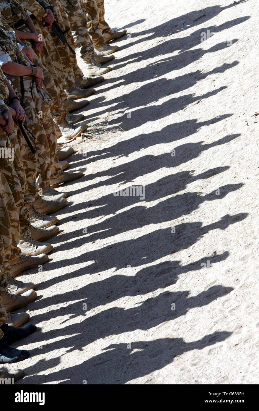 Britische Soldaten aus dem Jahr 29 Commando Regiment Royal Artillery lauschen Sie einer Predigt des Regimentsvormges während eines Felddienstes in der Wüste Kuwait. * Großbritannien bestand darauf, dass sein Sonntagsgipfel mit den Vereinigten Staaten und Spanien kein kriegsrat sein würde und überlege, ob eine friedliche Lösung für die Irak-Krise noch gefunden werden könnte. Stockfoto