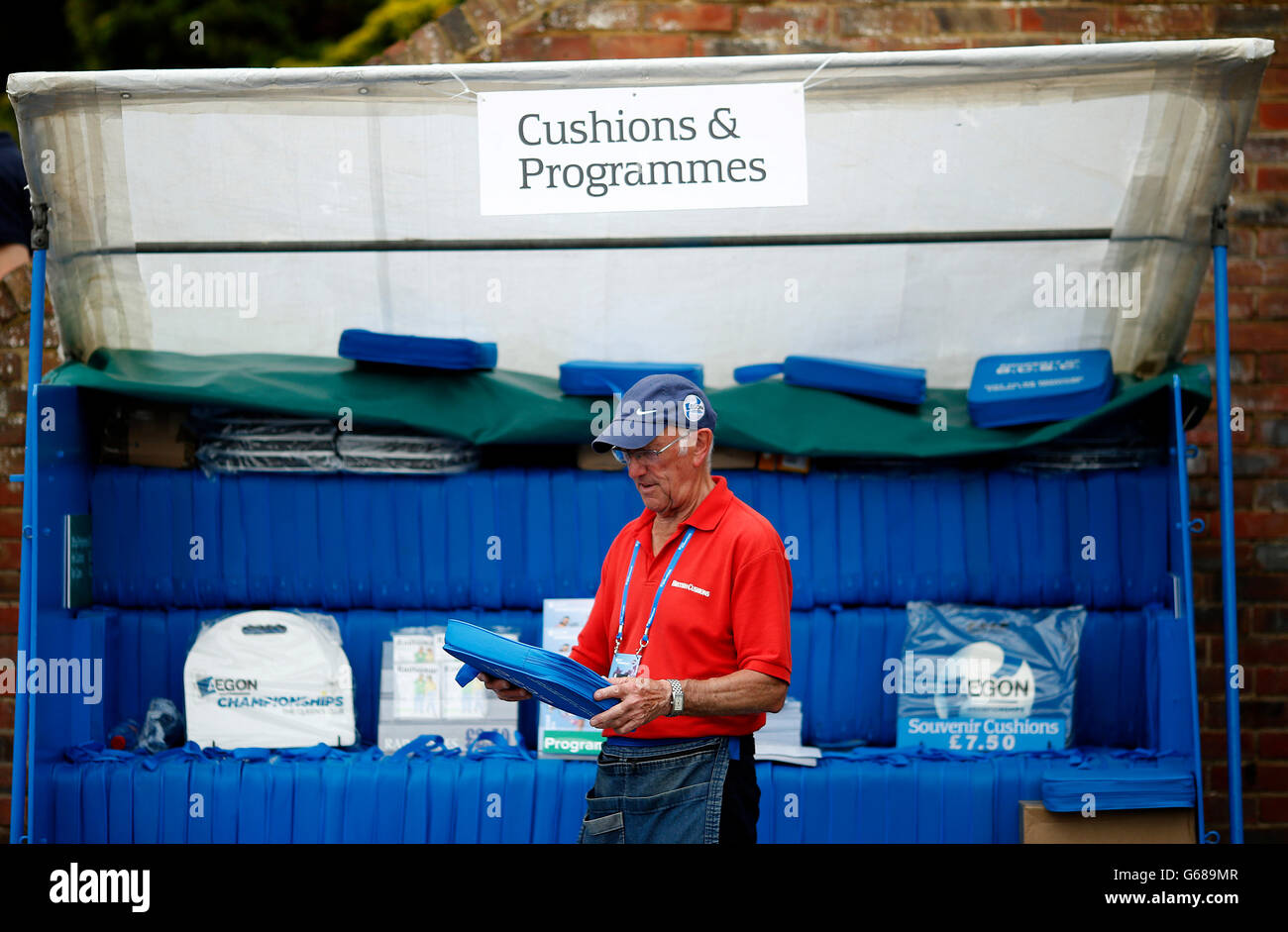 Kissen und Programme zum Verkauf tagsüber vier 2016 AEGON International in Devonshire Park, Eastbourne. Stockfoto