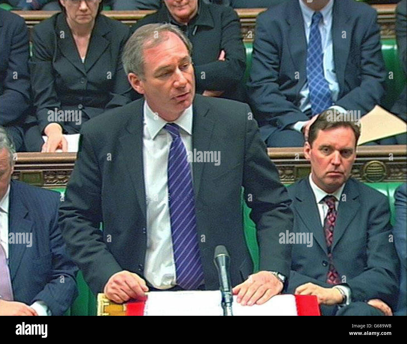 Nach Luftangriffen amerikanischer Streitkräfte auf den Irak, sprach Verteidigungsminister Geoff Hoon vor dem Unterhaus in London. Stockfoto