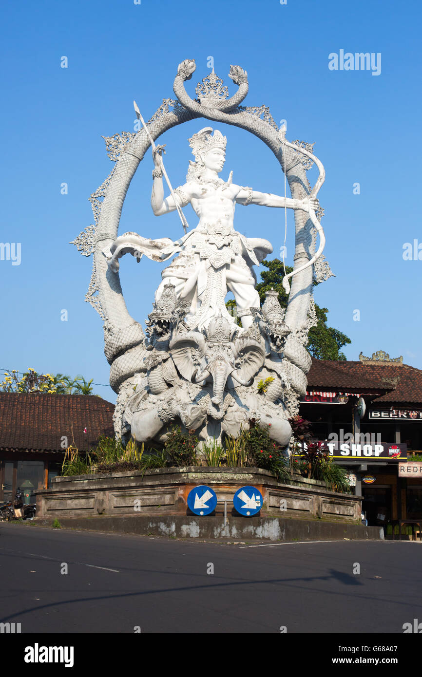 Die Statue von Arjuna an der Kreuzung von Jalon Raya Ubud, Jalon Raya Andong und Jalon Raya Cokorda Gede Rai in Peliatan, Bal Stockfoto