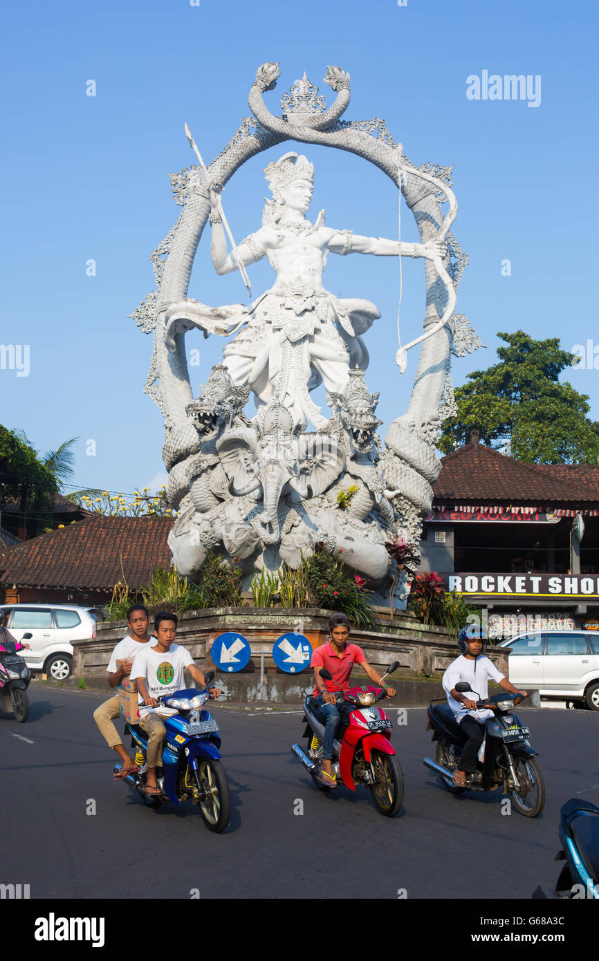 Die Statue von Arjuna an der Kreuzung von Jalon Raya Ubud, Jalon Raya Andong und Jalon Raya Cokorda Gede Rai in Peliatan, Bal Stockfoto