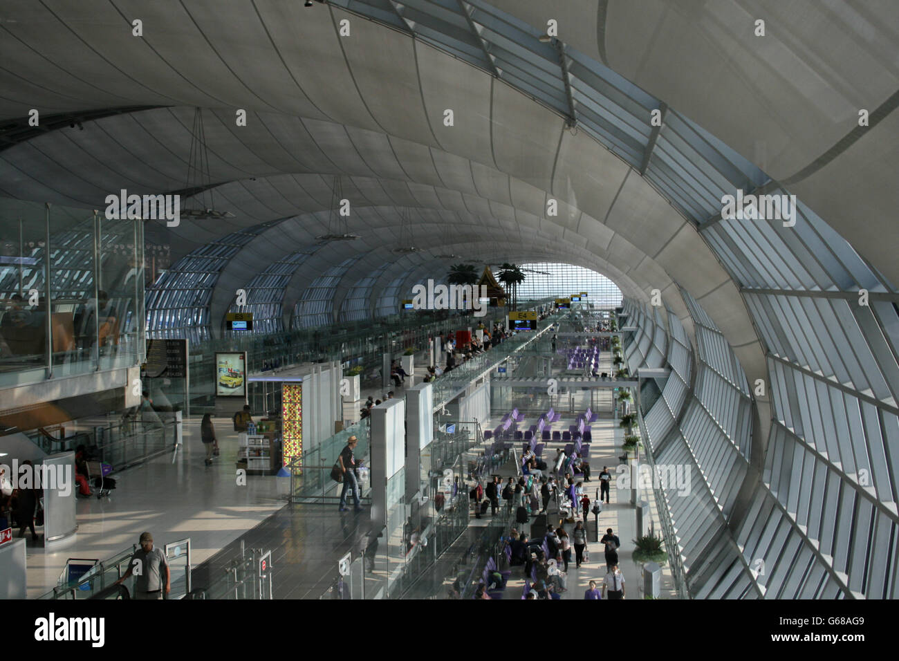 Mit Blick auf die Tore am Suvarnabhumi International Airport, Bangkok, Thailand. Stockfoto