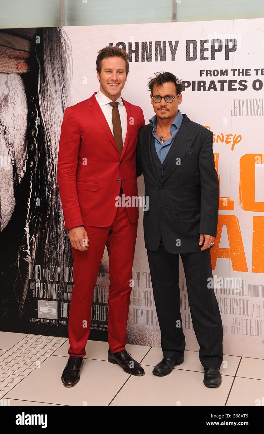 Armie Hammer (links) und Johnny Depp (rechts) bei der UK-Premiere von The Lone Ranger, im Odeon West End Kino in London. Stockfoto