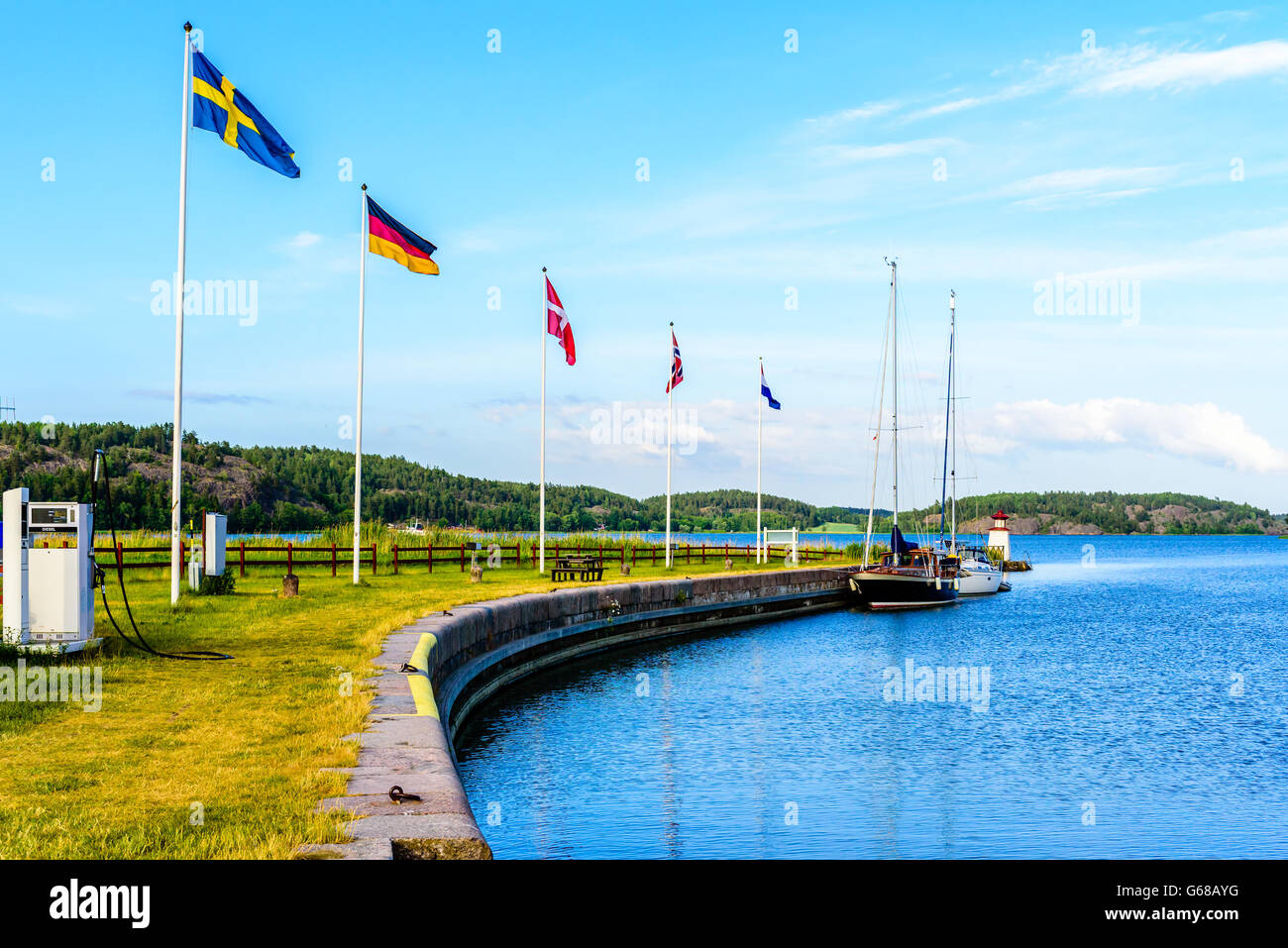Am Anfang oder Ende des schwedischen Göta Kanals bei Mem mit Segeln Boote vertäut an der Pier und dem Archipel im Hintergrund. F Stockfoto