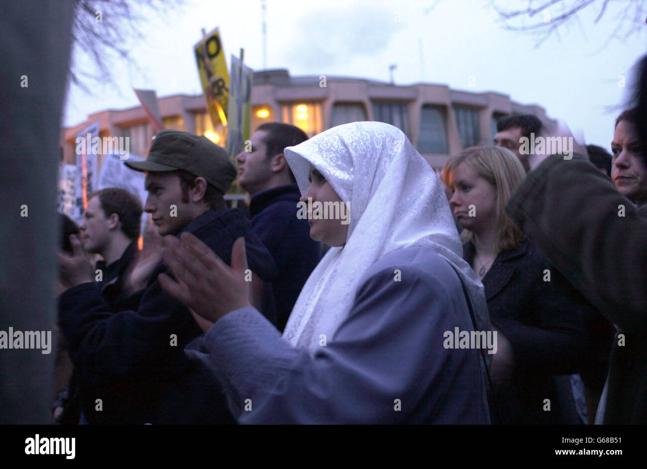 Eine muslimische Frau und etwa tausend andere Demonstranten applaudieren den Antikriegsreden, die vor der amerikanischen Botschaft in Dublin, Republik Irland, gehalten werden. Stockfoto