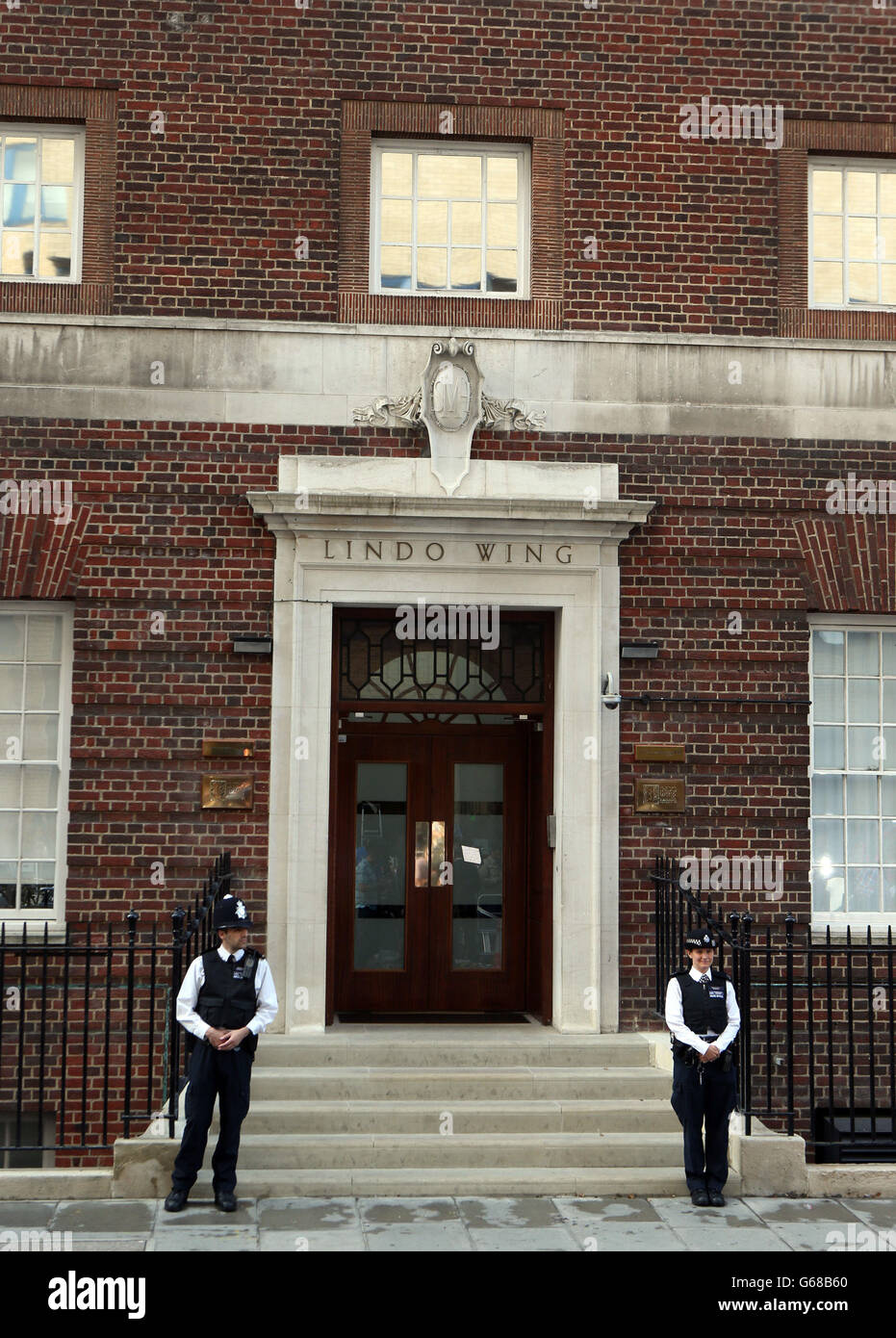 Polizei vor dem Lindo-Flügel des St. Mary's Hospital in London als die Herzogin von Cambridge in das Krankenhaus in den frühen Stadien der Arbeit aufgenommen wurde, sagte Kensington Palace heute. Stockfoto