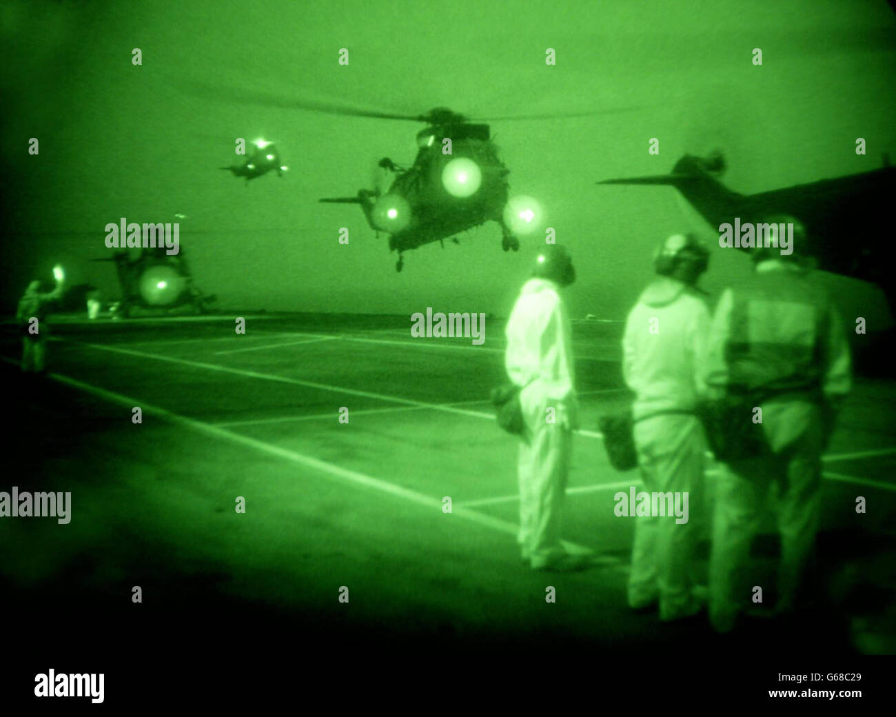 Navy Hubschrauber von 847 Squdron Unterstützung der Royal Marine Commando assualt auf HMS Ocean heute Morgen. Stockfoto