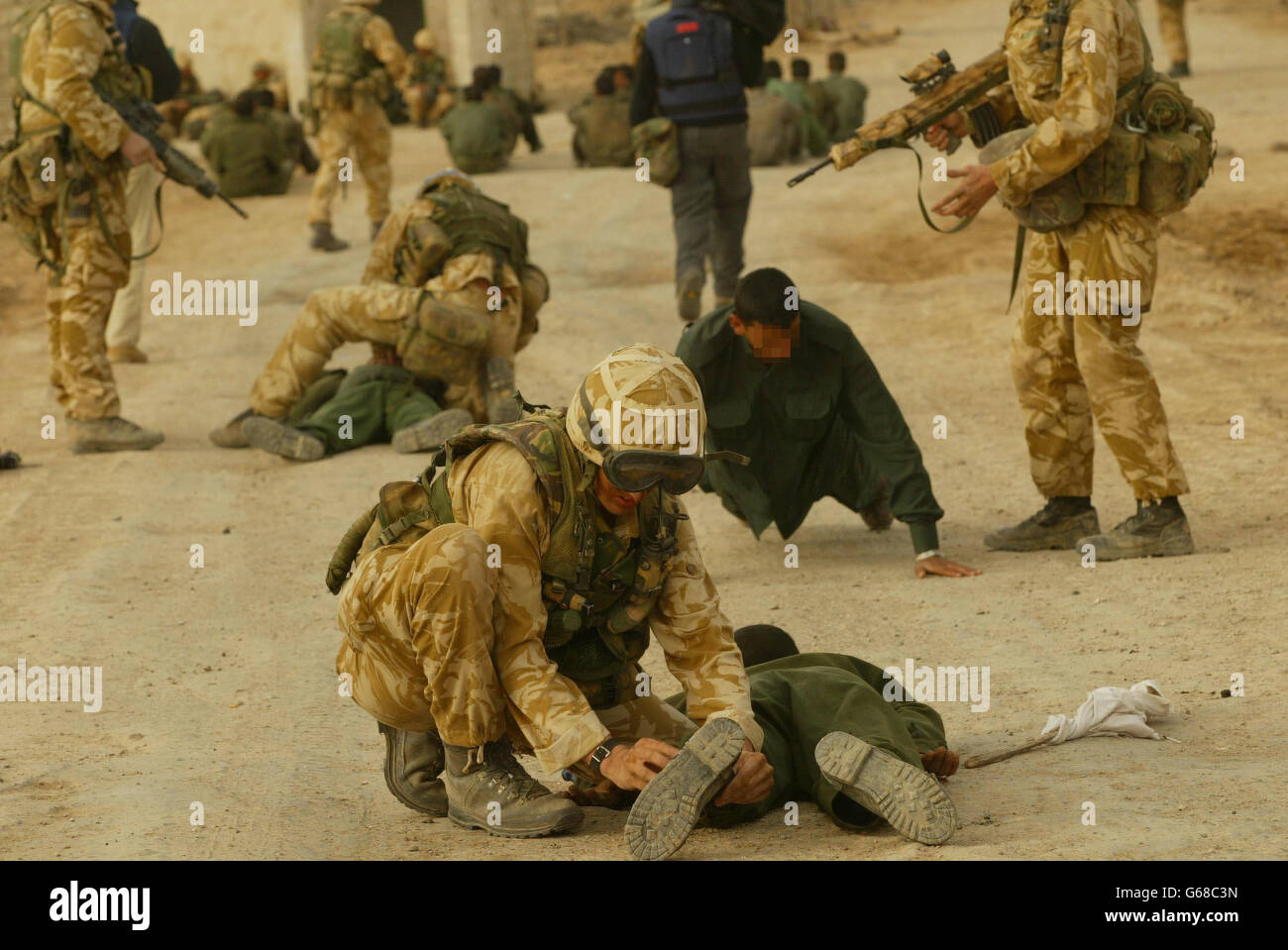Mitglieder von 40 Commando, Royal Marines mit irakischen Gefangenen, nach der Einnahme der Alfaw Ölfelder auf der Alfaw Halbinsel. Stockfoto