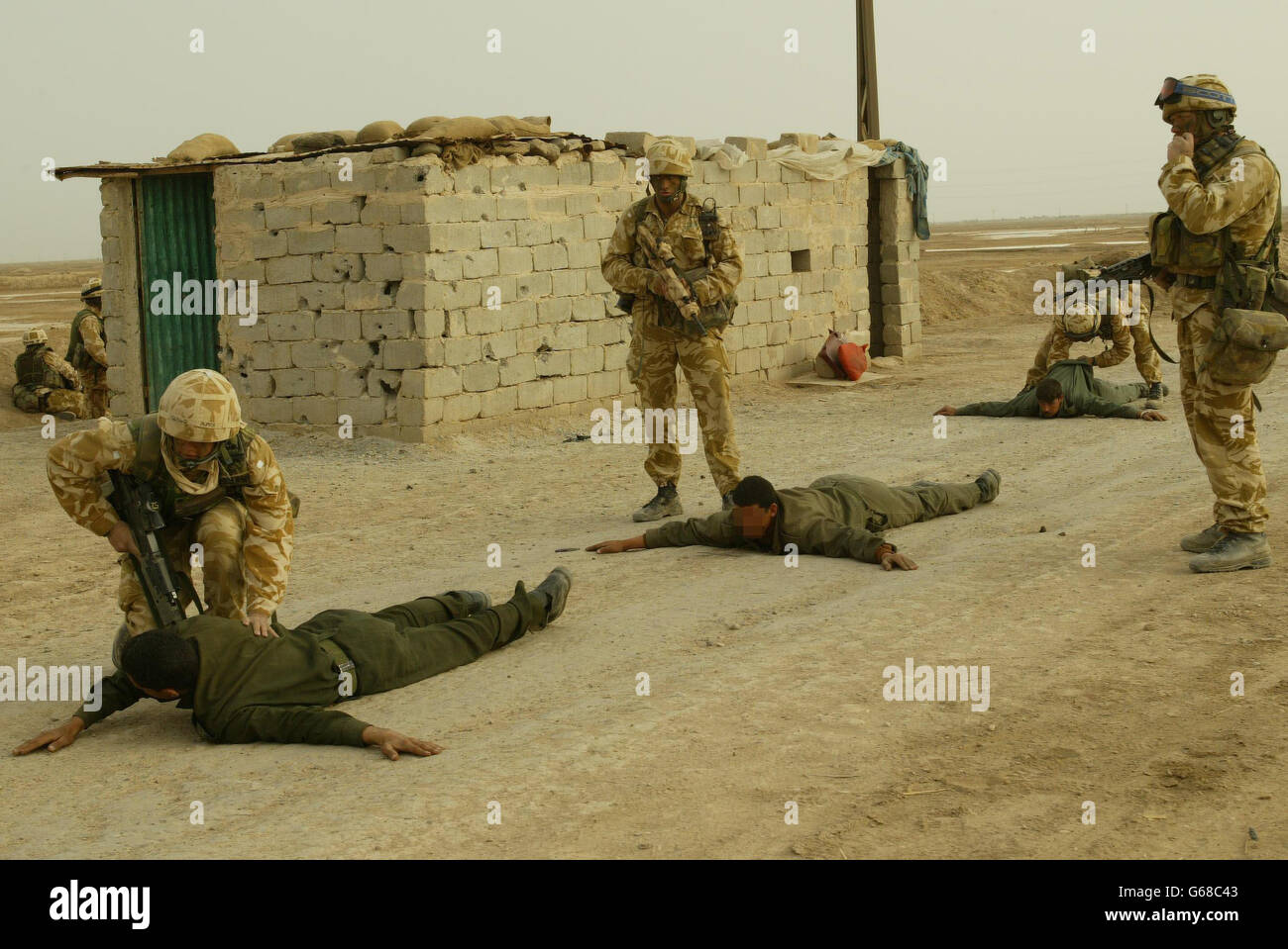 Mitglieder von 40 Commando, Royal Marines mit irakischen Gefangenen, nach der Einnahme der Alfaw Ölfelder auf der Alfaw Halbinsel. Stockfoto