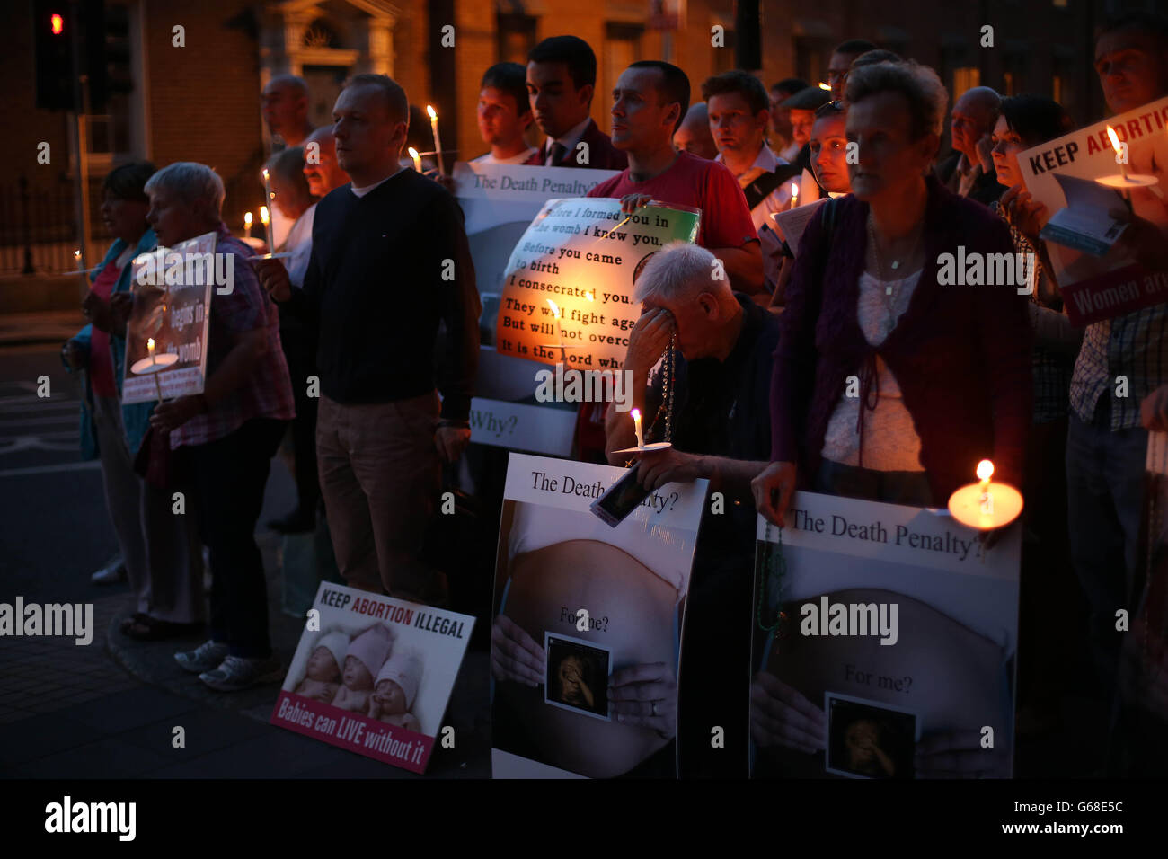 Pro Life-Gruppen, wie sie einen 24-Stunden-Rosenkranz vor Leinster House in Dublin vor der morgen Abtreibungsgesetzgebung abstimmen. Stockfoto