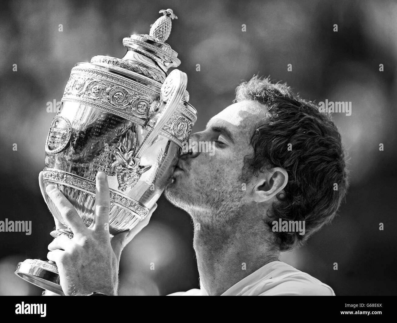 Andy Murray, der Großbritanniens Mannschaft, küsst die Trophäe, nachdem er den serbischen Novak Djokovic am dreizehnten Tag der Wimbledon-Meisterschaften im All England Lawn Tennis and Croquet Club in Wimbledon besiegt hat. Stockfoto