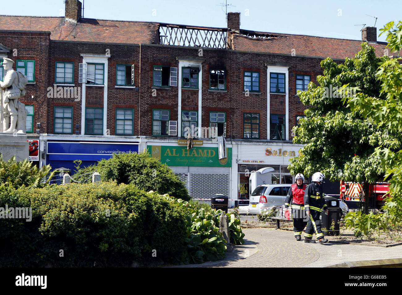 Die Szene eines tödlichen Brandes in der Church Road, Heston, West London, bei dem zwei Menschen getötet wurden und von der Polizei als verdächtig behandelt wird. Stockfoto