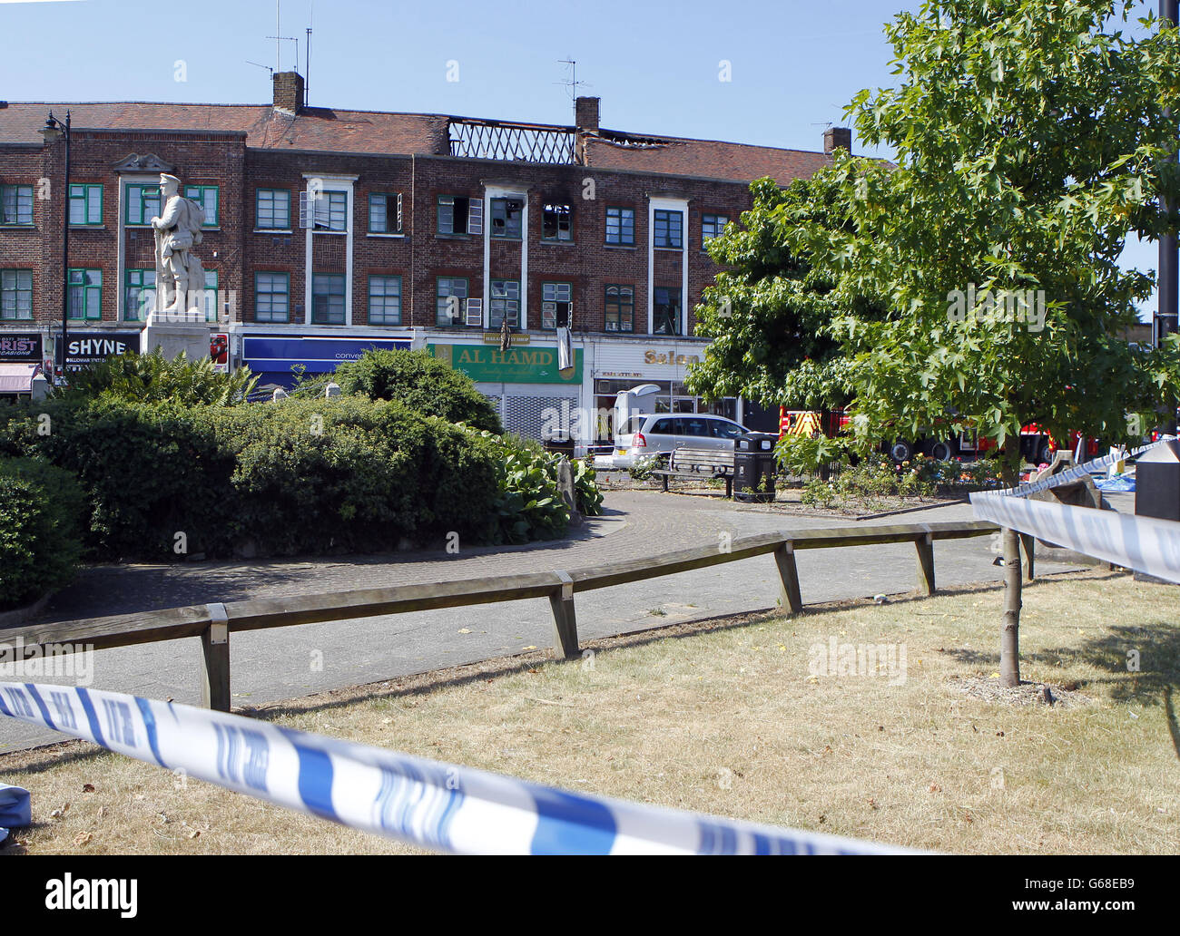 Die Szene eines tödlichen Brandes in der Church Road, Heston, West London, bei dem zwei Menschen getötet wurden und von der Polizei als verdächtig behandelt wird. Stockfoto