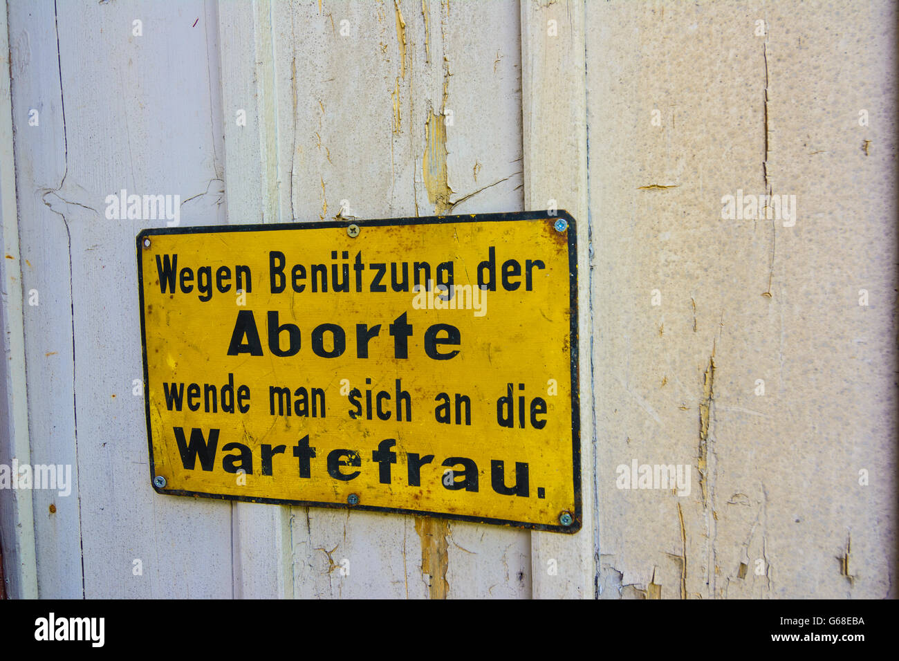 Ehemaligen Bahnstation Toilette anmelden: "Weggen Benützung der Aborte Wende Man Sich an Die Wartefrau", Bad Wildbad, Deutschland, Baden Stockfoto