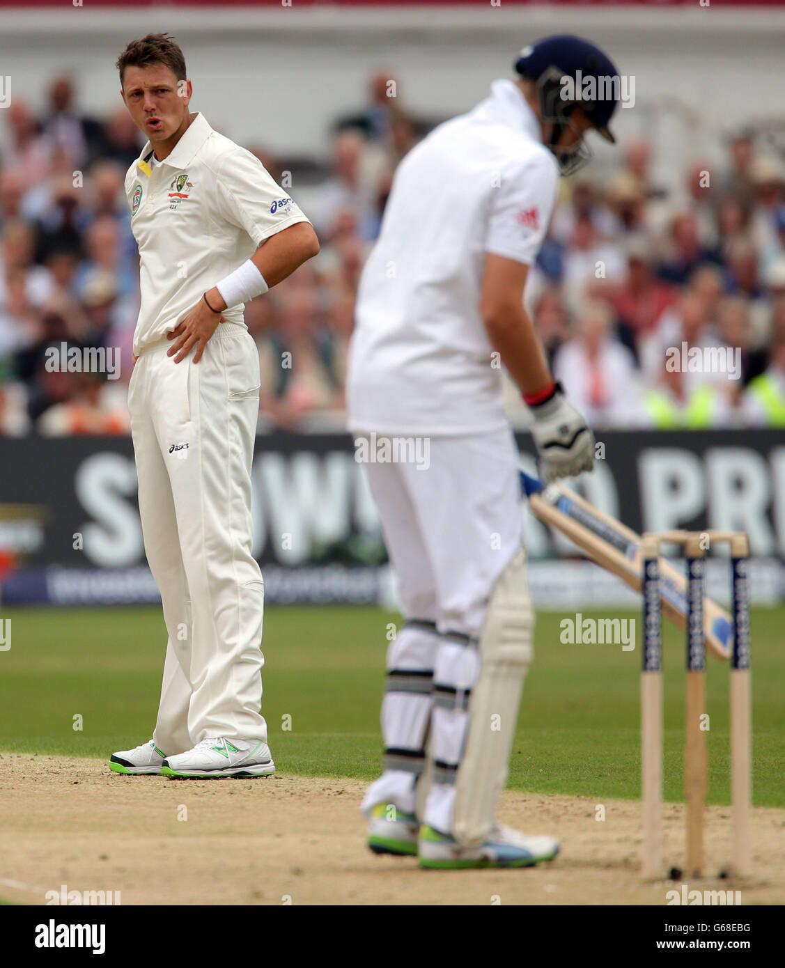 Australien-Bowler James Pattinson schillert am Tag eines der ersten Investec Ashes Test-Matches in Trent Bridge, Nottingham, gegen den englischen Schlagmann Joe Root. Stockfoto