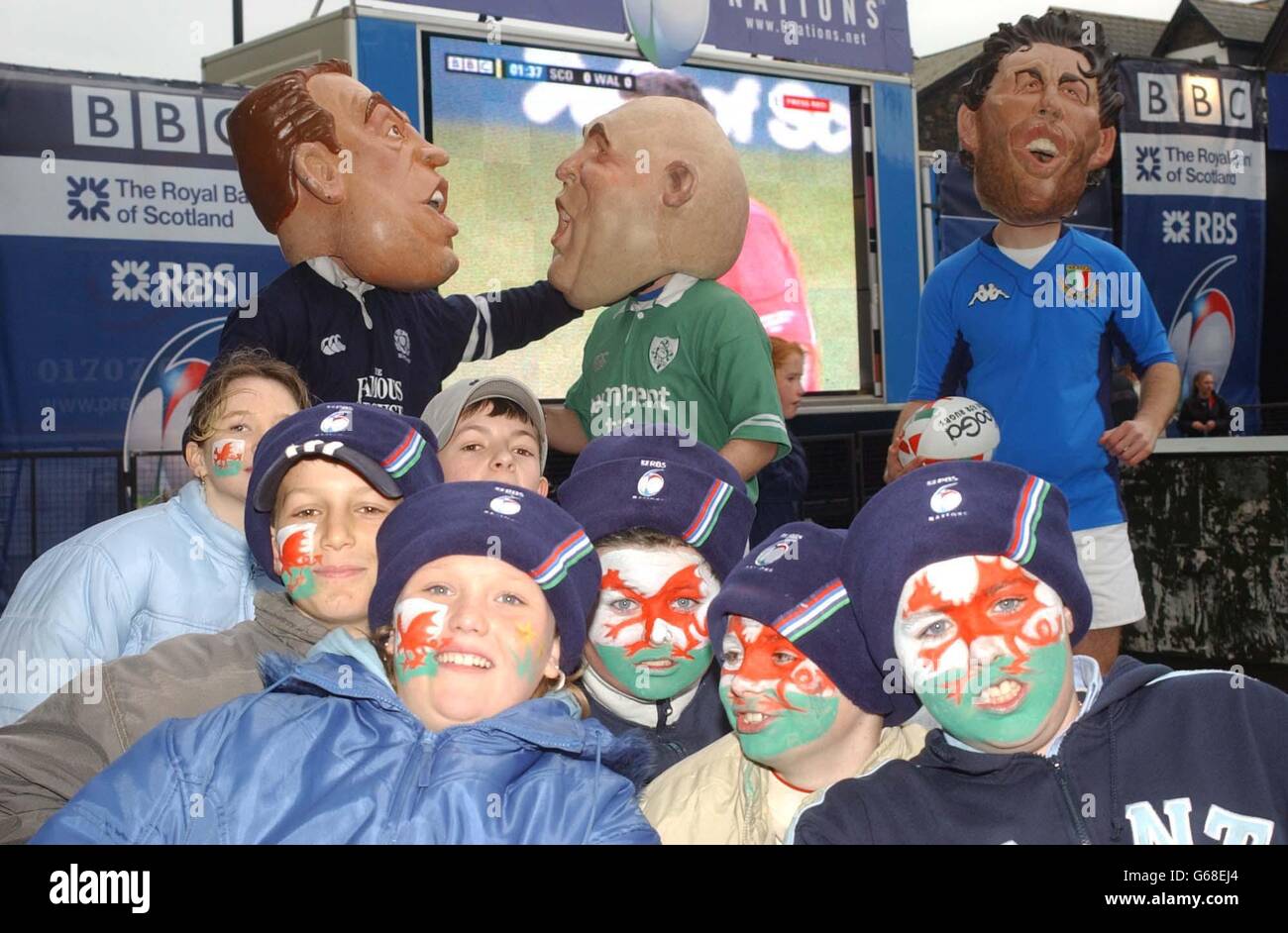 Junge walisische Fans sehen das Spiel der Scotland gegen Wales RBS 6 Nations in Cardiff auf einer Großleinwand. Stockfoto