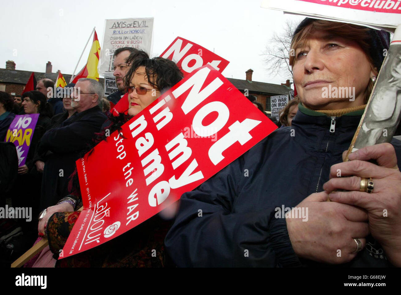 Demonstranten während des Protests gegen den möglichen Krieg gegen den Irak vor der amerikanischen Botschaft in Dublin am Internationalen Frauentag. Stockfoto