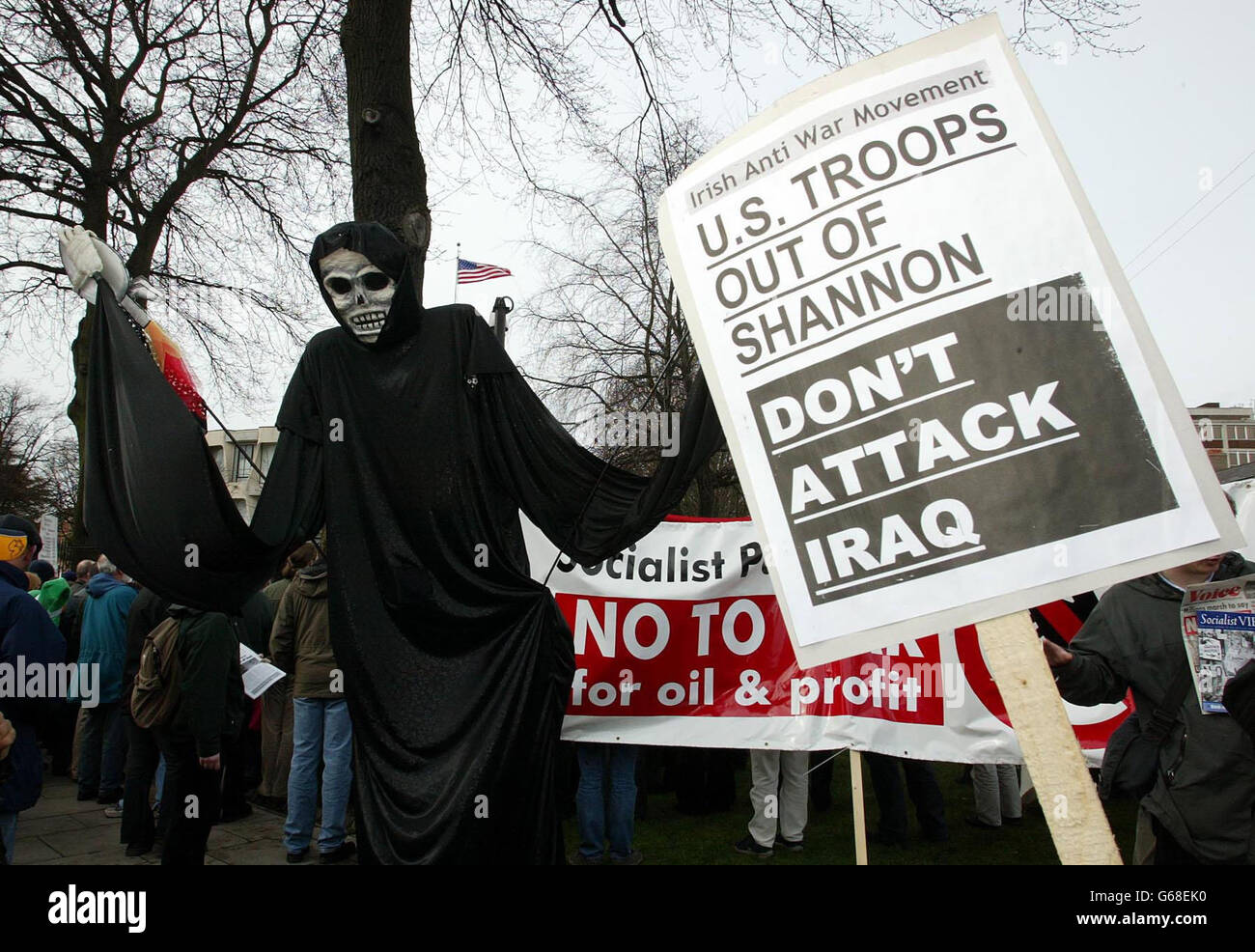Liz Curry in Kostüm führt Demonstranten während des Protests gegen den möglichen Krieg gegen den Irak vor der amerikanischen Botschaft in Dublin am Internationalen Frauentag an. Stockfoto