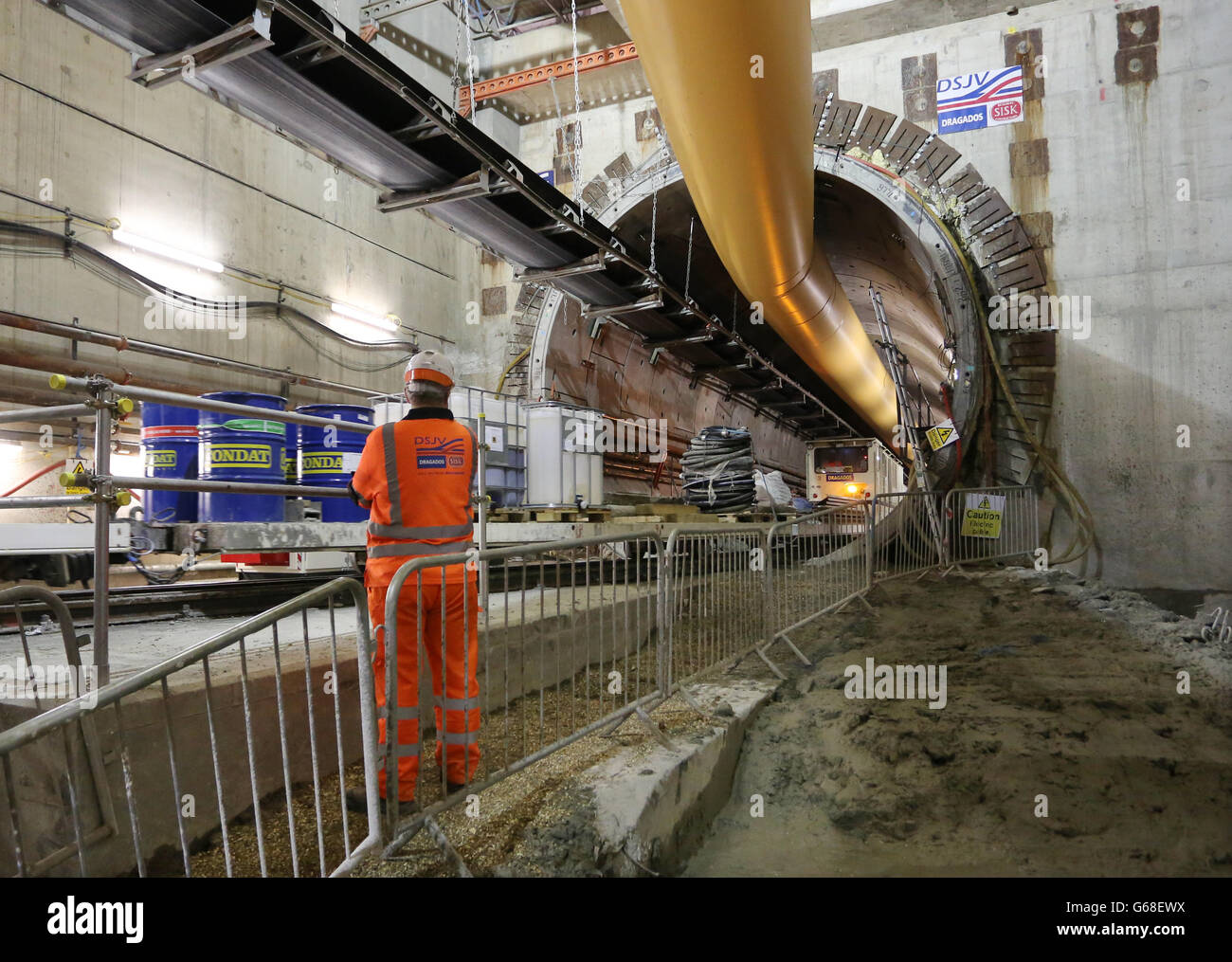 Ein Ingenieur beobachtet, wie ein Zug die Ausrüstung in einen der neuen Tunnel am Crossrail Canary Wharf Bahnhof bringt, der derzeit unter Canary Wharf, London, gebaut wird. Das ist Teil eines Programms von 9 neuen Stationen plus 21 km neuer Twin-Bore-Tunnel im Zentrum von London und gehört zu den bedeutendsten Infrastrukturprojekten, die jemals in Großbritannien durchgeführt wurden. DRÜCKEN Sie VERBANDSFOTO. Bilddatum: Donnerstag, 11. Juli 2013. Bildnachweis sollte lauten: Gareth Fuller/PA Wire Stockfoto