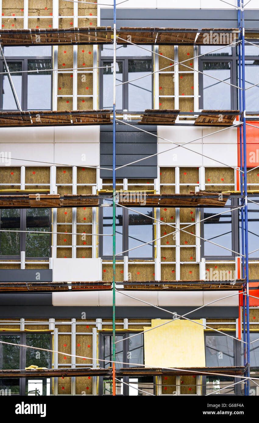 Modernes Apartment Baustelle mit Gerüst und Wärmedämmung Stockfoto